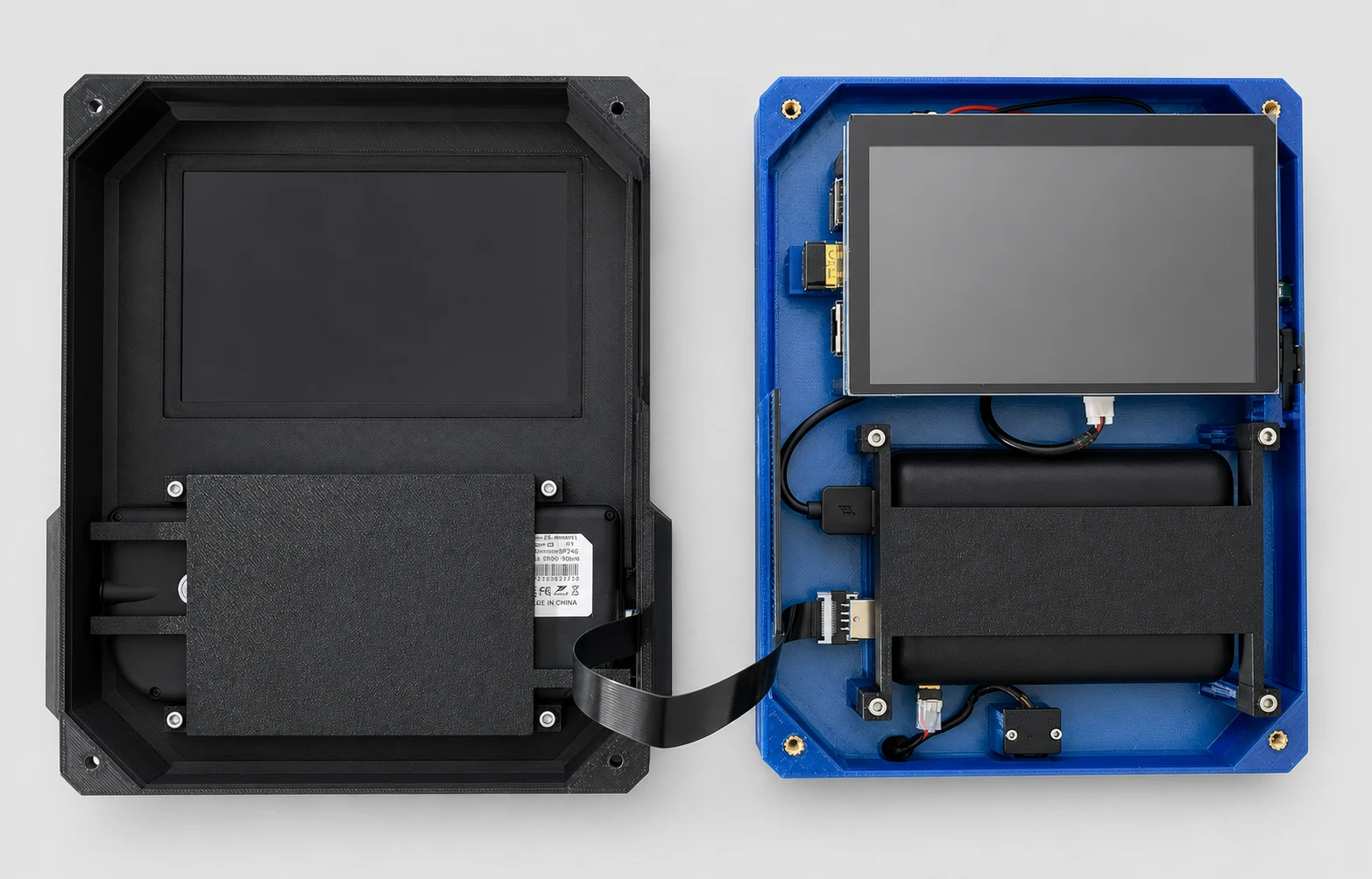 Geöffneter RootRunner mit Display, Raspberry Pi, Akku und interner Komponentenführung als technische Studioaufnahme